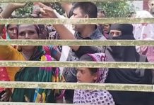 হত্যা মামলায় গ্রেপ্তারকে ঘিরে উত্তেজনা, মানিকগঞ্জ সদর থানার সামনে বিক্ষোভ